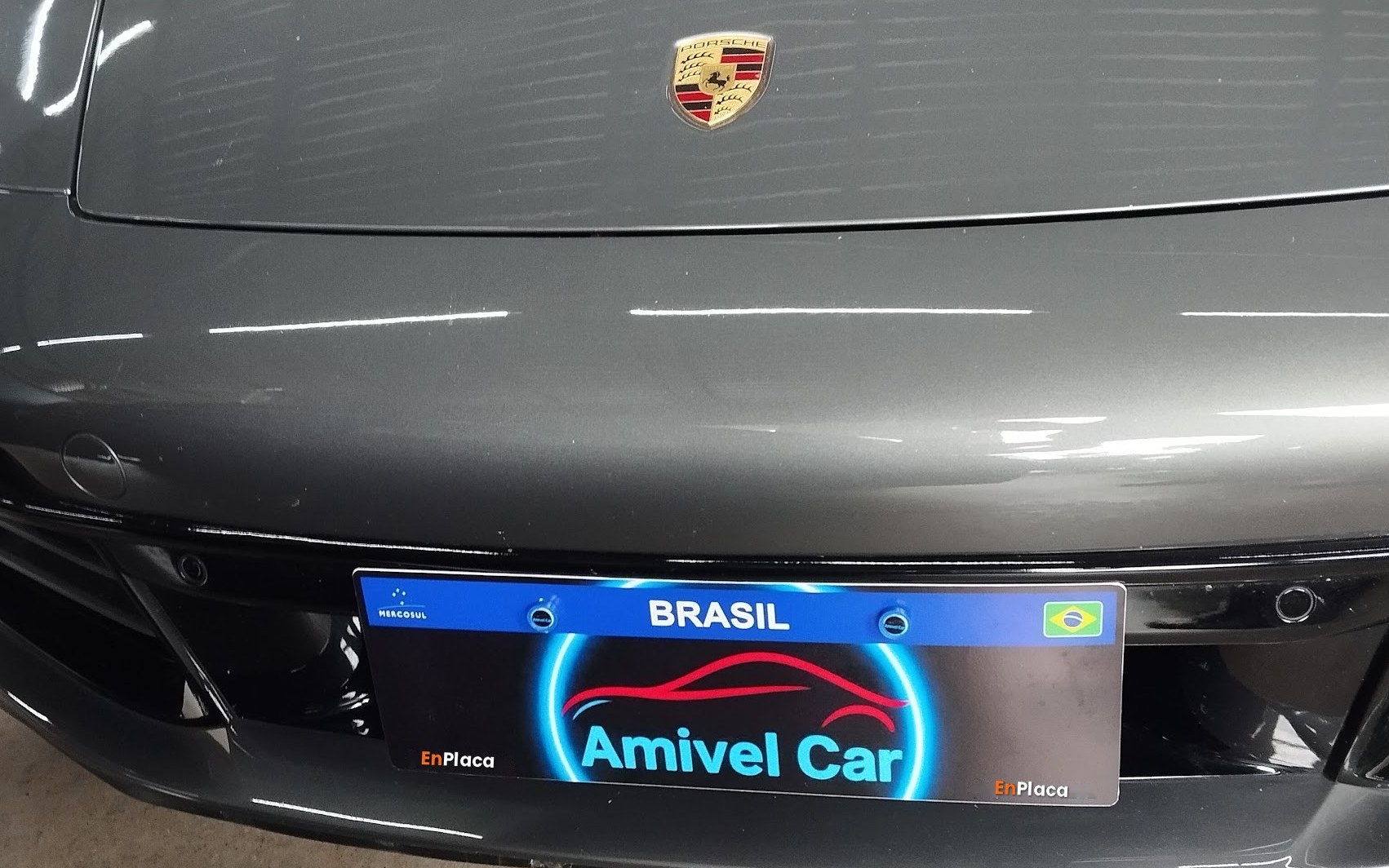 Encobre Placa instalado num Porsche
